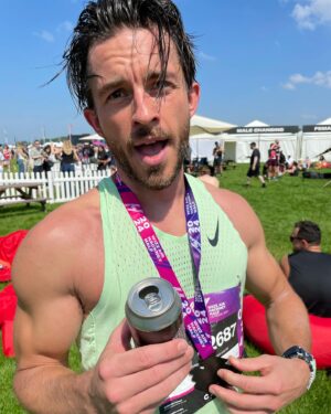Jonathan Bailey Instagram - THANK YOU for your continued knockout donations to @justlikeusuk and to everyone at @hackneymoves for making this a very special day for thousands of people. 💥

Over £30k in 24hrs!!