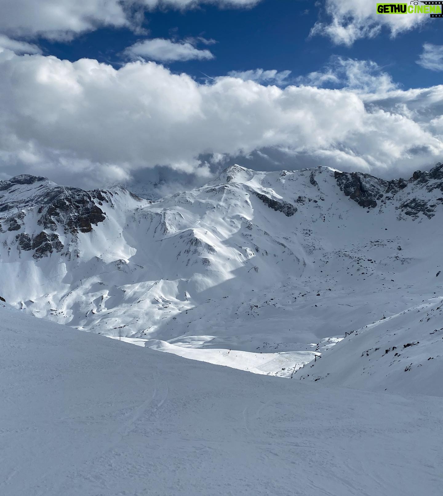 Jono Grant - 1.9K Likes - End of a wonderful week in @les3vallees_officiel.
The perfect combination of adrenaline and the serenity of the mountains... Thanks to @snowlimitsskischool for the tune up!
#ValThorens #Meribel #Courchevel
@rossignol #rossignol