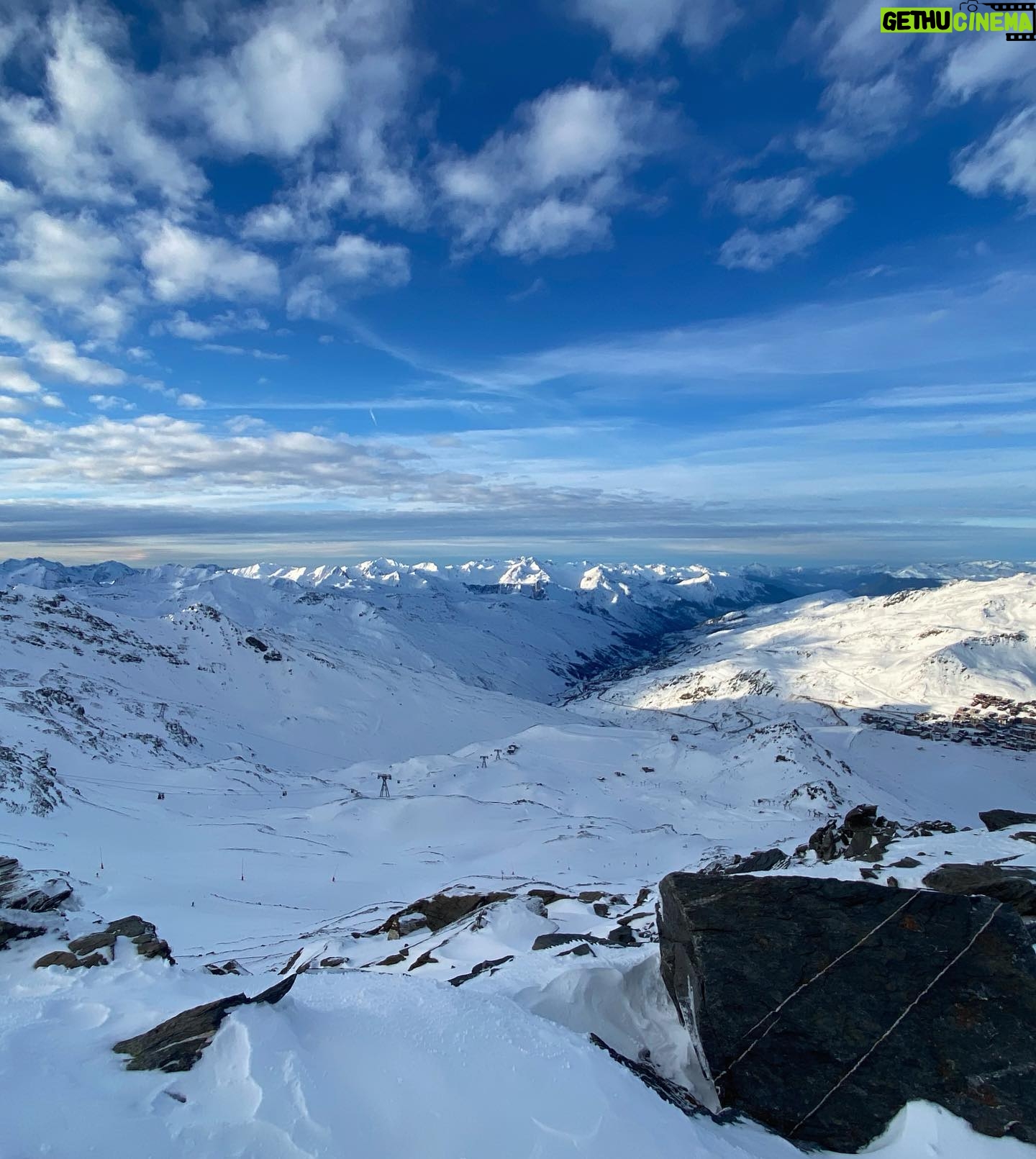Jono Grant - 1.9K Likes - End of a wonderful week in @les3vallees_officiel.
The perfect combination of adrenaline and the serenity of the mountains... Thanks to @snowlimitsskischool for the tune up!
#ValThorens #Meribel #Courchevel
@rossignol #rossignol