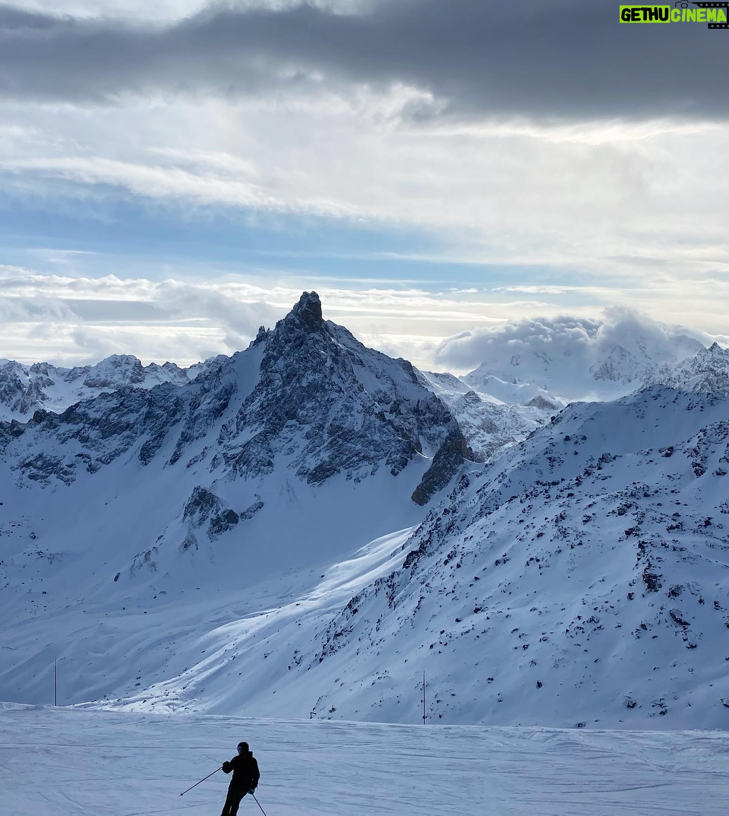 Jono Grant - 1.9K Likes - End of a wonderful week in @les3vallees_officiel.
The perfect combination of adrenaline and the serenity of the mountains... Thanks to @snowlimitsskischool for the tune up!
#ValThorens #Meribel #Courchevel
@rossignol #rossignol