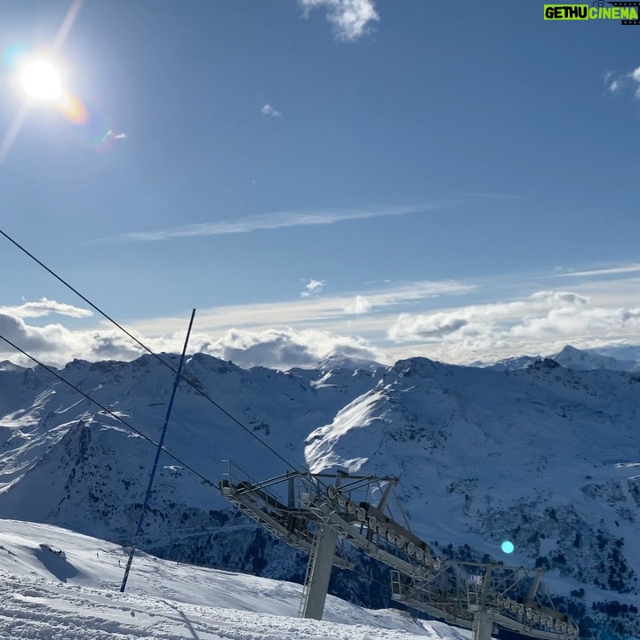 Jono Grant - 1.9K Likes - End of a wonderful week in @les3vallees_officiel.
The perfect combination of adrenaline and the serenity of the mountains... Thanks to @snowlimitsskischool for the tune up!
#ValThorens #Meribel #Courchevel
@rossignol #rossignol