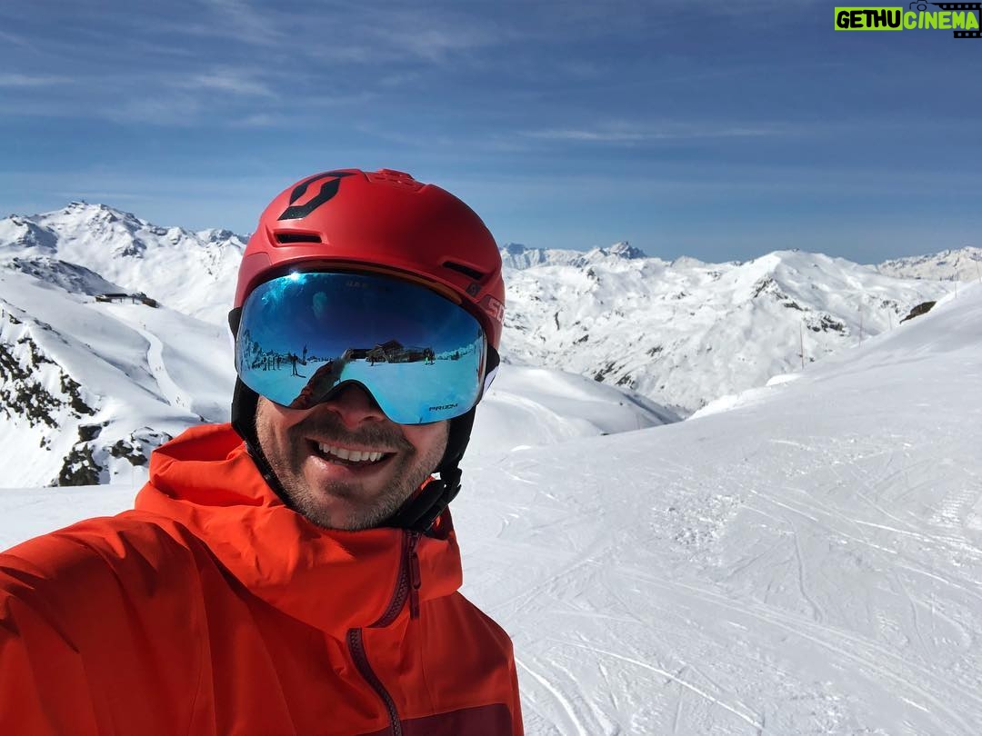 Jono Grant - 1.5K Likes - Feeling very fortunate to have enjoyed some exceptional late season skiing in @les3vallees_officiel . Pure joy. Was also very happy to book in a lesson with Andy @snowlimitsskischool who definitely pushed @rohitdhaun and I along a bit! Next stop #Singapore ✈️ #OnTour #aboveandbeyond