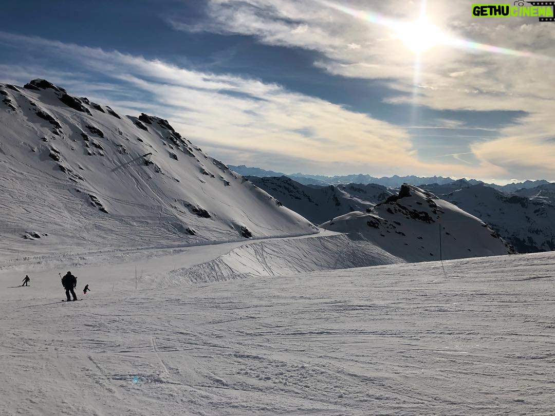Jono Grant - 1.5K Likes - Feeling very fortunate to have enjoyed some exceptional late season skiing in @les3vallees_officiel . Pure joy. Was also very happy to book in a lesson with Andy @snowlimitsskischool who definitely pushed @rohitdhaun and I along a bit! Next stop #Singapore ✈️ #OnTour #aboveandbeyond