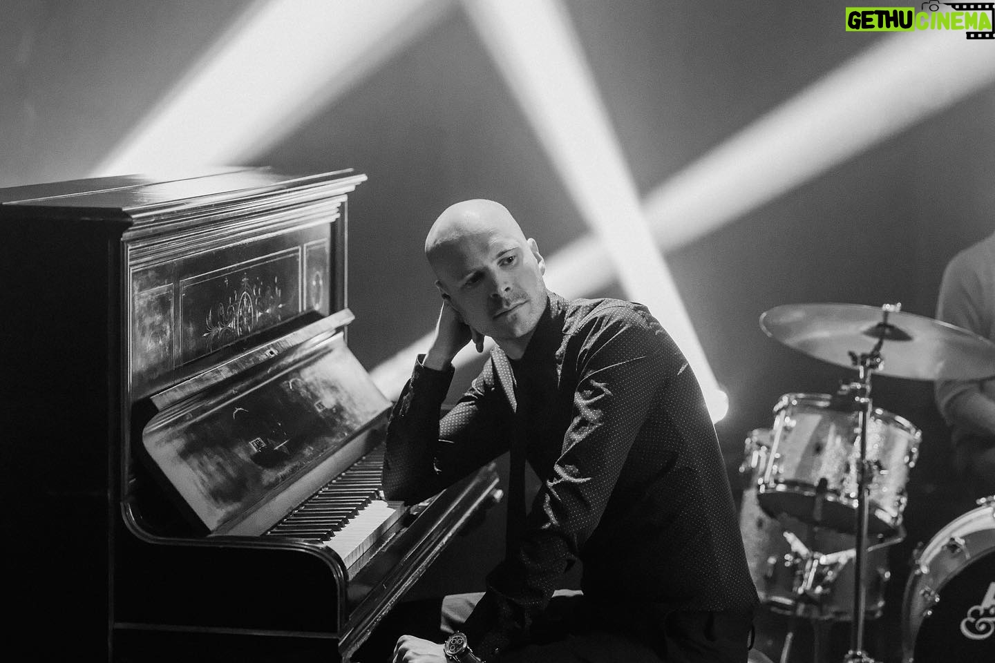 Jono Grant - 1.4K Likes - Elbow chords on the Sticky Fingers video shoot, 2014.
#TBT #aboveandbeyond