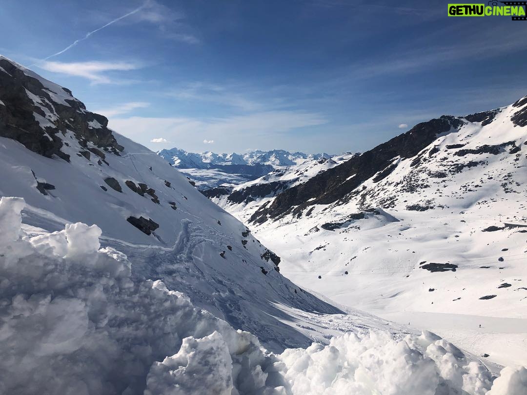 Jono Grant - 1.5K Likes - Feeling very fortunate to have enjoyed some exceptional late season skiing in @les3vallees_officiel . Pure joy. Was also very happy to book in a lesson with Andy @snowlimitsskischool who definitely pushed @rohitdhaun and I along a bit! Next stop #Singapore ✈️ #OnTour #aboveandbeyond