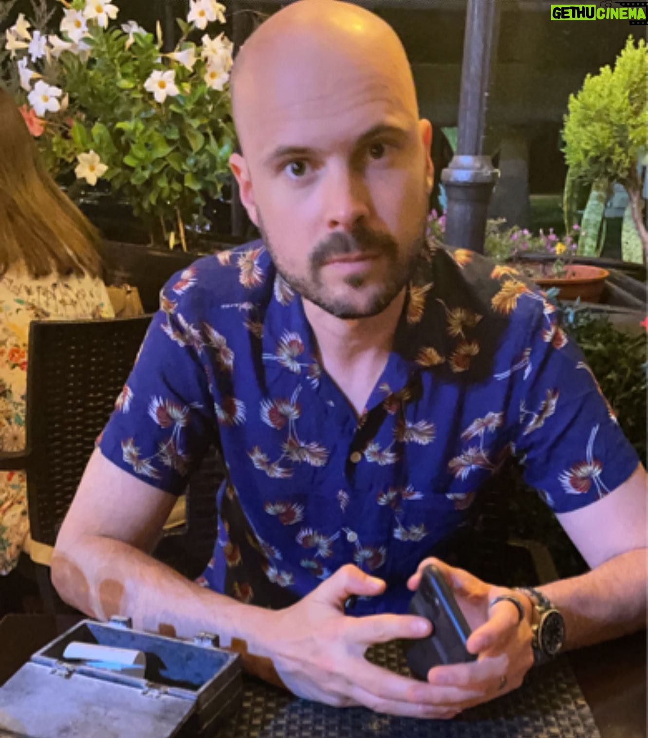Jono Grant - 3.1K Likes - Busted! #UsingPhoneOnHoliday