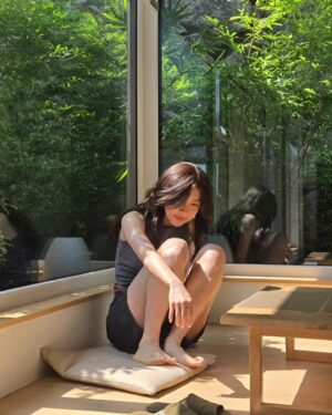 Joo Hyun-young Instagram - 늦은 밤의 수다도 참 좋았고 땀흘리며 천천히 걸었던 것도, 정신없이 바다에서 보낸 시간들도 전부 좋았다. 그리고 우연치 않게 만난 사랑스러운 제주 사람들 모두모두! 틈새 제주 공략 성고옹