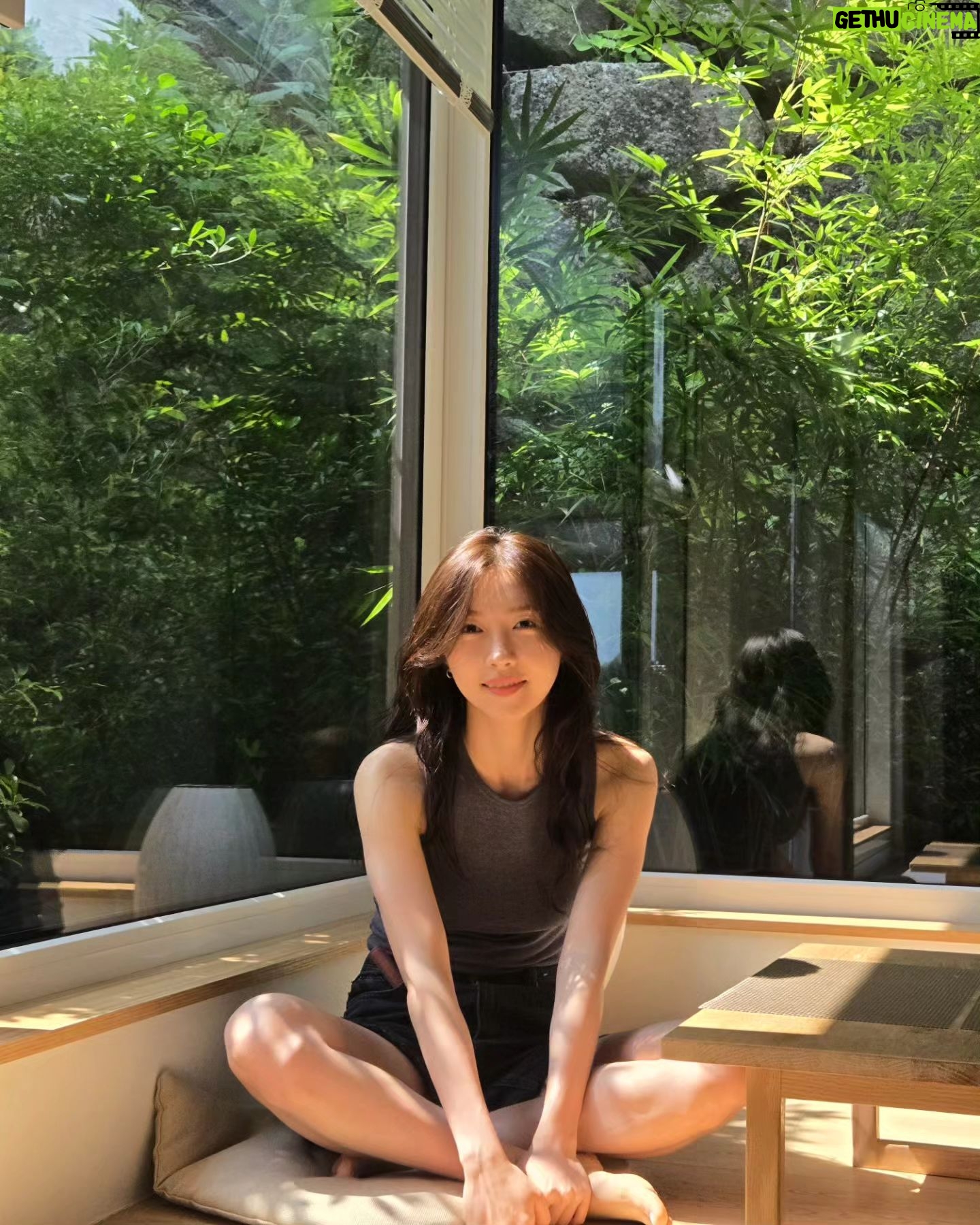 Joo Hyun-young - 31.3K Likes - 늦은 밤의 수다도 참 좋았고 땀흘리며 천천히 걸었던 것도, 정신없이 바다에서 보낸 시간들도 전부 좋았다. 그리고 우연치 않게 만난 사랑스러운 제주 사람들 모두모두! 틈새 제주 공략 성고옹