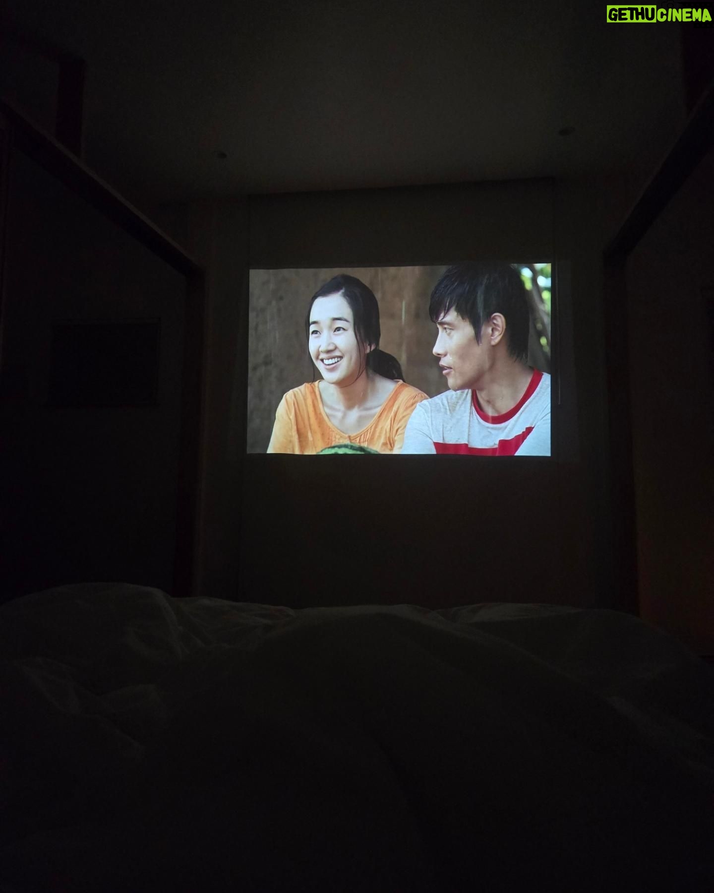 Joo Hyun-young - 31.3K Likes - 늦은 밤의 수다도 참 좋았고 땀흘리며 천천히 걸었던 것도, 정신없이 바다에서 보낸 시간들도 전부 좋았다. 그리고 우연치 않게 만난 사랑스러운 제주 사람들 모두모두! 틈새 제주 공략 성고옹