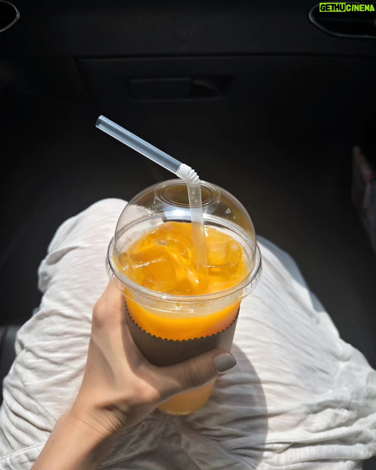 Joo Hyun-young - 31.3K Likes - 늦은 밤의 수다도 참 좋았고 땀흘리며 천천히 걸었던 것도, 정신없이 바다에서 보낸 시간들도 전부 좋았다. 그리고 우연치 않게 만난 사랑스러운 제주 사람들 모두모두! 틈새 제주 공략 성고옹