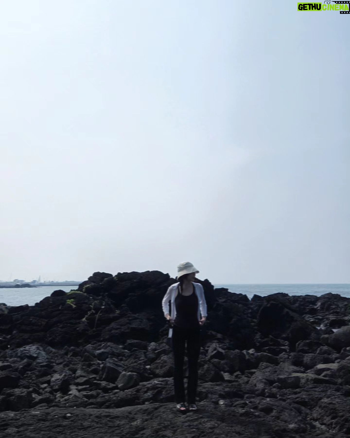 Joo Hyun-young - 31.3K Likes - 늦은 밤의 수다도 참 좋았고 땀흘리며 천천히 걸었던 것도, 정신없이 바다에서 보낸 시간들도 전부 좋았다. 그리고 우연치 않게 만난 사랑스러운 제주 사람들 모두모두! 틈새 제주 공략 성고옹