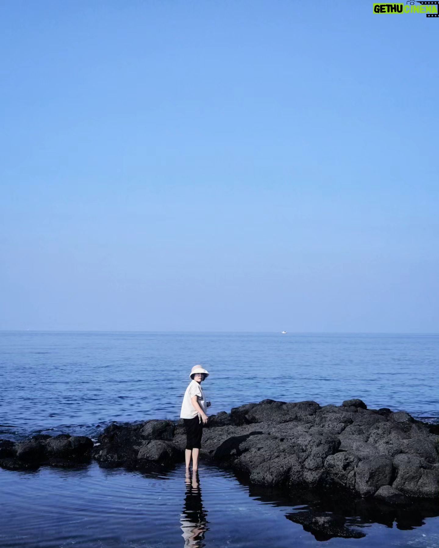 Joo Hyun-young - 31.3K Likes - 늦은 밤의 수다도 참 좋았고 땀흘리며 천천히 걸었던 것도, 정신없이 바다에서 보낸 시간들도 전부 좋았다. 그리고 우연치 않게 만난 사랑스러운 제주 사람들 모두모두! 틈새 제주 공략 성고옹