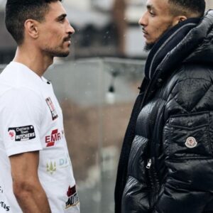Jordan Gill Instagram - World Title aspirations ride on Saturday night 💭👑

@itsjordangill & @zelfaflash go face to face atop Manchester Hall to get fight week underway 👊 

#GillBarrett live on @daznboxing