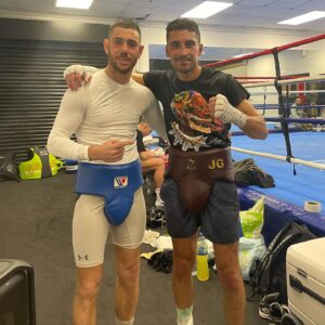 Jordan Gill Instagram - ꜰɪʀꜱᴛ ᴡʀᴀᴘᴘɪɴɢ , 
ᴀꜰᴛᴇʀ ꜱᴘᴀʀʀɪɴɢ ! 
ʙɪɢ ʜᴀʀᴛ ᴛʀᴜᴇ ᴄʜᴀᴍᴘɪᴏɴ, 
ᴛʜᴀɴᴋ ᴜ ʙʀᴏᴛʜᴇʀ🔥🔥🔥

@itsjordangill 🥊💣✈️🇮🇹🤝🇬🇧

#boxe #cutman #cutmanocera #pugilato #london