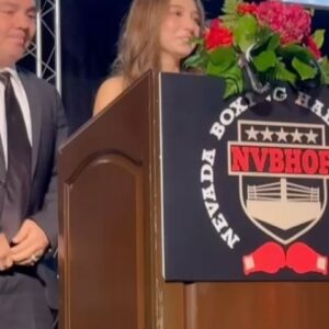 Jorge Arce Instagram - Buenas tardes mi raza, aquí les dejo las palabras que escribí para mis fans en mi inducción al Salón de la Fama, y mi hija las dijo por mí en inglés, yo las dije en español, con este discurso ya valió la pena mandarla a estudiar al extranjero😬 ayúdenme a compartir, me siento súper orgulloso, y feliz, ánimo la vida es maravillosa.🤩 

P.D. Valió la pena nunca rendirme😬 luchen por sus sueños, si se puede vencer la pobreza.☹️