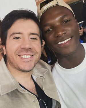 Jorge Ulloa Instagram - Con el Niño Moi viendo a quién meter al grupo de WhatsApp de “Fútbol de los Martes”.
@moises_caicedo55