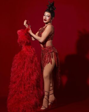Jorgeous Instagram - Just Gaped #LilChiquita By Jorgeous. It Picass 💋🔥 
Photo By @ericrichardmagnussen 🔥
Hair @omgeewigs 🔥
Feathers By @fantasyfeathersnyc 🔥
Perfume Bottle By @handmadebyjacob 🔥 
Look By @perrymeekcostumedesign 🔥 

Thank You So Much @perrymeekcostumedesign For Making This Look So Last Min. The Designer Who Originally Was Supposed To Make This Look Told Me The DAY BEFORE I LEFT That He Hadn’t Even Started On My Look. Thank You So Muchh For Coming Thru So Last Min. I Love You ❤️@perrymeekcostumedesign