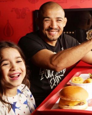 José Aldo Instagram - Hoje é dia da minha filhota, dia de comemorar mais 1 ano de vida! Você é gigante, uma grande razão que motiva minhas decisões, um dos maiores amor da minha vida e a maior torcedora que o Mengão já viu.

Que Deus sempre te ilumine. Te amo! ♥️