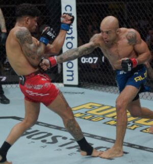 José Aldo Instagram - Quando você tem clareza do que que quer, clareza do que precisa ser feito, e você tem a disciplina necessária para seguir o caminho ATÉ dar certo você tem:
RESULTADO. Bora! 😎