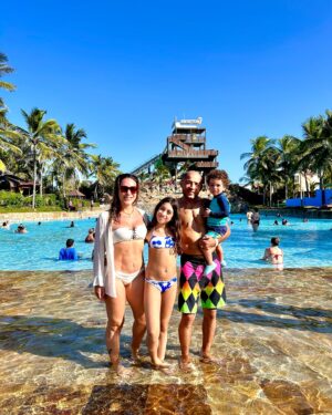 José Aldo Instagram - Tirar férias é bom, mas em família fica ainda melhor! ☀️ 

E quem preparou as malas pra curtir dias de sol e diversão com a gente foi o @josealdojunioroficial com sua linda família.

Vem com a gente conferir alguns momentos deles se divertindo em nosso Aqua Park. 💙💦