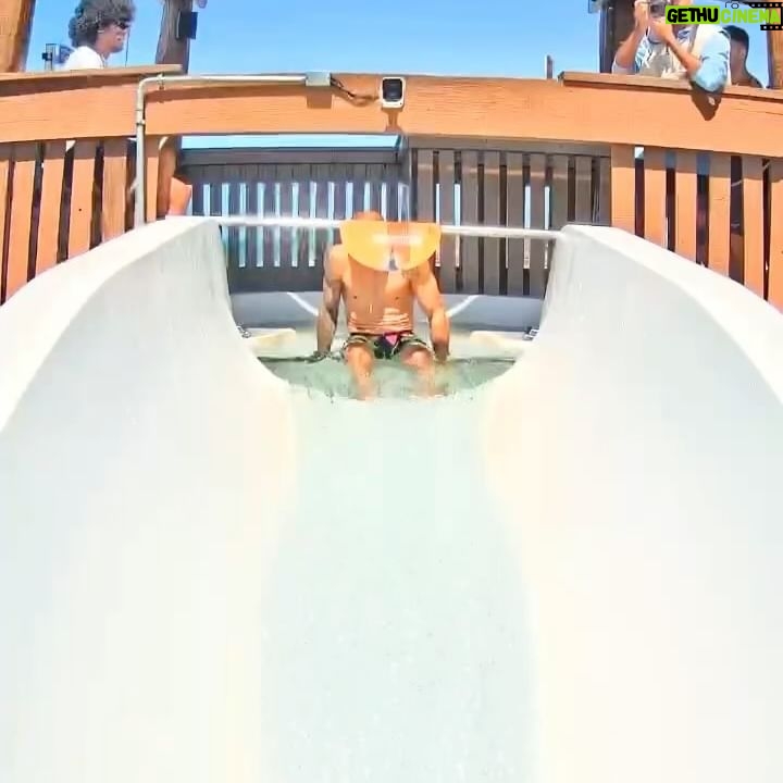 José Aldo - 22.3K Likes - Tirar férias é bom, mas em família fica ainda melhor! ☀️
E quem preparou as malas pra curtir dias de sol e diversão com a gente foi o @josealdojunioroficial com sua linda família.
Vem com a gente conferir alguns momentos deles se divertindo em nosso Aqua Park. 💙💦