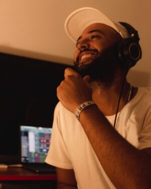 José Gil Instagram - Oi, meu nome é José

Sou integrante dos Gilsons, sou músico, baterista, toco um pouco de baixo, violão…Mas, por traz dos instrumentos, tenho ficado cada vez mais imerso na produção musical. Produzir diz muito sobre presença, é uma atenção plena durante meu processo de criação, seja no arranjar de um beat ou de uma levada…estar presente é uma força de criação, de curtir cada passo do processo de gravar ou editar alguma coisa. viver as experiências que aquele momento me traz, sem pensar muito no passado, no futuro… e esse estado de espírito garante que na nossa melodia, nunca deixe de ter amor. Trabalhar com música é um presente, e com a família, outro presente! A sensação que a música me traz, nada no mundo traz igual. Só Pina e Roma, a melodia mais bonita que há! 

#VivaOPresente