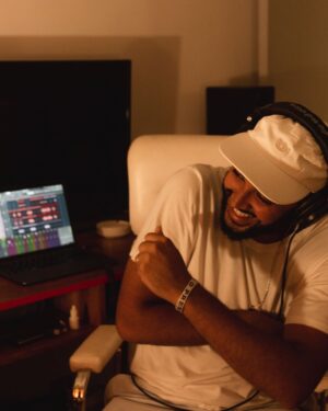 José Gil Instagram - Oi, meu nome é José

Sou integrante dos Gilsons, sou músico, baterista, toco um pouco de baixo, violão…Mas, por traz dos instrumentos, tenho ficado cada vez mais imerso na produção musical. Produzir diz muito sobre presença, é uma atenção plena durante meu processo de criação, seja no arranjar de um beat ou de uma levada…estar presente é uma força de criação, de curtir cada passo do processo de gravar ou editar alguma coisa. viver as experiências que aquele momento me traz, sem pensar muito no passado, no futuro… e esse estado de espírito garante que na nossa melodia, nunca deixe de ter amor. Trabalhar com música é um presente, e com a família, outro presente! A sensação que a música me traz, nada no mundo traz igual. Só Pina e Roma, a melodia mais bonita que há! 

#VivaOPresente