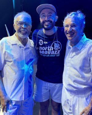 José Gil Instagram - Não sei muito bem o que escrever para uma foto como essa. E ainda sem acreditar que amanhã serei o ritmo para esses dois no palco. A trilha sonora da minha vida de uma vez só 🫶 amo você pai, amo você meu padrinho @caetanoveloso!