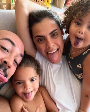 José Gil Instagram - Bom dia de sapecada 😝 @romapgil @pinapgil @mariapinkus