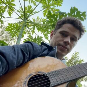 José Loreto Instagram - Titio Thommy, meu amigo irmão de tantos anos. Éramos dois jovens estudando teatro em laranjeiras, querendo montar dois perdidos numa noite suja, querendo desbravar o mundo fazendo arte. E foram 20 anos de caminhada, as vezes juntos e muitas vezes distantes, porém com uma torcida, uma irmandade sempre intocável. Seu coração puro, seu olhar de criança com sabedoria de um ancião. Sua gentileza, seu sorriso dos dentinhos separados. Tu ensinou muito esse granfino aqui seu caipira. Desde laçar até abraçar com os olhos. Te levo comigo em todas as artes. Te dedico todo mundo rural que habita em mim. Cada canção sertaneja, cada sorriso largo e espontâneo meu, tem um pedaço seu. Te amo e tenho a paz de ter te falado isso inúmeras vezes. Seu legado está em mim, nos seus amigos, na sua família e na sua filha. Meu coração chora mas o céu celebra a chegada desse anjo. Vá com Deus, os peões aqui seguem a lida com dor, mas principalmente, com todo seu amor.