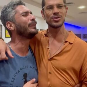 José Loreto Instagram - Titio Thommy, meu amigo irmão de tantos anos. Éramos dois jovens estudando teatro em laranjeiras, querendo montar dois perdidos numa noite suja, querendo desbravar o mundo fazendo arte. E foram 20 anos de caminhada, as vezes juntos e muitas vezes distantes, porém com uma torcida, uma irmandade sempre intocável. Seu coração puro, seu olhar de criança com sabedoria de um ancião. Sua gentileza, seu sorriso dos dentinhos separados. Tu ensinou muito esse granfino aqui seu caipira. Desde laçar até abraçar com os olhos. Te levo comigo em todas as artes. Te dedico todo mundo rural que habita em mim. Cada canção sertaneja, cada sorriso largo e espontâneo meu, tem um pedaço seu. Te amo e tenho a paz de ter te falado isso inúmeras vezes. Seu legado está em mim, nos seus amigos, na sua família e na sua filha. Meu coração chora mas o céu celebra a chegada desse anjo. Vá com Deus, os peões aqui seguem a lida com dor, mas principalmente, com todo seu amor.