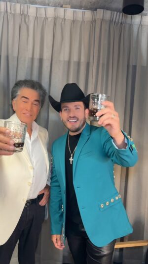 José Luis 'El Puma' Rodríguez Instagram - Brindando por lo que se viene con mi querido puma 🤠 🎤🔥

Que les pareció esta nueva versión de dueño de nada ???