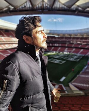 José Manuel Seda Instagram - Días de rodaje, y de sun gazing... 
Gracias a @manubaqueiro_
por las 📸
#shooting #cortometraje #eltrono #metropolitano #sungazing #actorslife #rodaje #sun #sol #cine #vida
