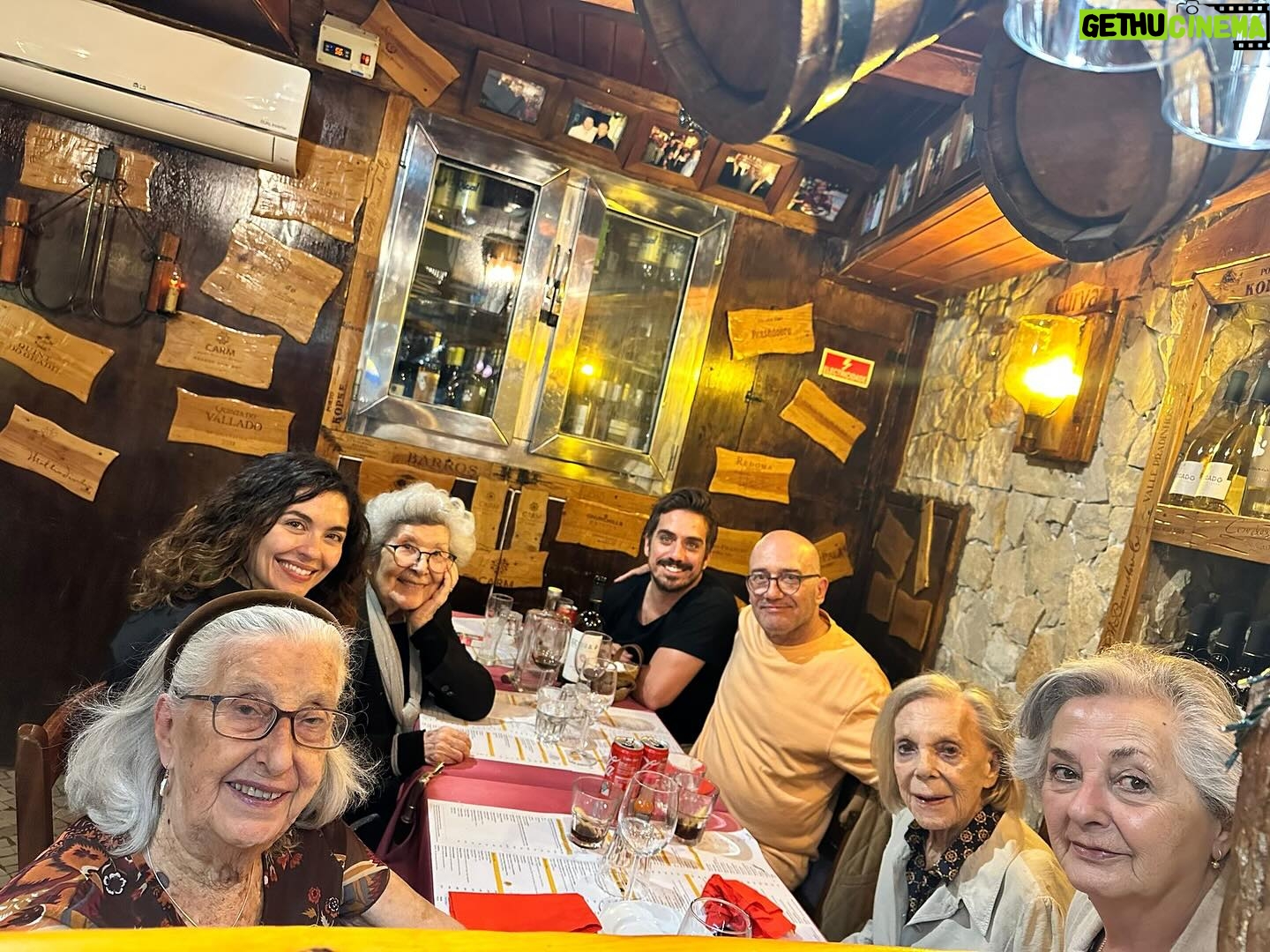 José Raposo - 1.6K Likes - Da esquerda : NATÁLIA GUIMARÃES; SARA BARRADAS; MANUELA MARIA; DIOGO MARTINS; EU; LOURDES NORBERTO e CONCEIÇÃO CARVALHO. Ora, na 6.ª feira abalei da Casa do Artista com destino ao Teatro da Trindade, levando um tesouro do Teatro Português ao colo : no meu carro estavam Manuela Maria e Lourdes Norberto, primeiras-Damas do nosso Teatro, juntamente com Natália Guimarães, irmã de outra grande actriz que já nos deixou - Cecília Guimarães -, e Conceição Carvalho, que como eu é membro da direcção da Casa do Artista. Fomos ver Teatro! O Diogo Infante, como director artístico do Trindade, prontificou-se a marcar lugares para estas ilustres personalidades, e fomos ver a peça “Se Acreditares Muito” com a Sara Barradas e o Diogo Martins. Estas Senhoras são residentes da Casa do Artista, e eu tenho este privilégio de privar com quem me fez sonhar e depois me ensinou muito desta arte! Adoraram a peça, e adoraram depois o convívio no restaurante “Solar do Duque” dos meus amigos António e Guida, onde todos nos divertimos, e onde elas recordaram tempos idos onde as tertúlias das noites faziam parte de uma vivência boémia saudável no meio artístico. A Sara já há muito que queria convidar estes seus ídolos, com quem trabalhou quando mais nova, em novelas, e assim se concretizou um maravilhoso encontro…comemos, rimos, disse-se poesia, cantou-se, contaram-se histórias… e estamos-lhes gratos por tudo, para sempre!❤️
p.s. - independentemente de saídas particulares devidamente avaliadas e autorizadas pela direcção técnica, as idas ao teatro são uma das actividades que a Casa do Artista organiza regularmente com grupos dos seus residentes, que como é óbvio faz todo o sentido.
@apoiarte_casadoartista @teatrodatrindade @solardoduque