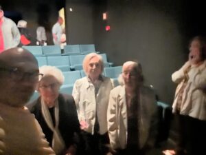 José Raposo Instagram - Da esquerda : NATÁLIA GUIMARÃES; SARA BARRADAS; MANUELA MARIA; DIOGO MARTINS; EU; LOURDES NORBERTO e CONCEIÇÃO CARVALHO. Ora, na 6.ª feira abalei da Casa do Artista com destino ao Teatro da Trindade, levando um tesouro do Teatro Português ao colo : no meu carro estavam Manuela Maria e Lourdes Norberto, primeiras-Damas do nosso Teatro, juntamente com Natália Guimarães, irmã de outra grande actriz que já nos deixou - Cecília Guimarães -, e Conceição Carvalho, que como eu é membro da direcção da Casa do Artista. Fomos ver Teatro! O Diogo Infante, como director artístico do Trindade, prontificou-se a marcar lugares para estas ilustres personalidades, e fomos ver a peça “Se Acreditares Muito” com a Sara Barradas e o Diogo Martins. Estas Senhoras são residentes da Casa do Artista, e eu tenho este privilégio de privar com quem me fez sonhar e depois me ensinou muito desta arte! Adoraram a peça, e adoraram depois o convívio no restaurante “Solar do Duque” dos meus amigos António e Guida, onde todos nos divertimos, e onde elas recordaram tempos idos onde as tertúlias das noites faziam parte de uma vivência boémia saudável no meio artístico. A Sara já há muito que queria convidar estes seus ídolos, com quem trabalhou quando mais nova, em novelas, e assim se concretizou um maravilhoso encontro…comemos, rimos, disse-se poesia, cantou-se, contaram-se histórias… e estamos-lhes gratos por tudo, para sempre!❤️
p.s. - independentemente de saídas particulares devidamente avaliadas e autorizadas pela direcção técnica, as idas ao teatro são uma das actividades que a Casa do Artista organiza regularmente com grupos dos seus residentes, que como é óbvio faz todo o sentido.
@apoiarte_casadoartista @teatrodatrindade @solardoduque