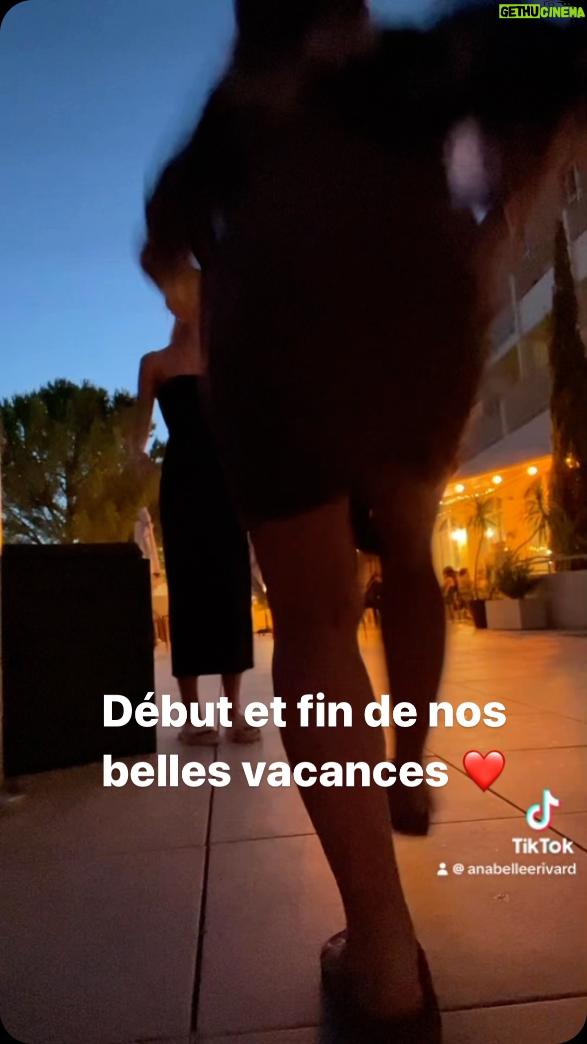 Josée Boudreault - 2K Likes - On revient à la maison aujourd’hui. Nous avons fait un voyage magnifique. Nous avons fait une croisière à partir de Marseille, nous avons vu Barcelone, Tunis, Palerme, Naples et Livourne.
Hier soir ça se terminais avec un petit arrêt à Aix-En-Provence.
On a vraiment arrêté le temps en compagnie de nos filles. On a pris le temps d’apprécier leur compagnie et de réaliser à quel point elles sont extraordinaires. ❤️
Vous allez remarquer dans le vidéo qu’on atterrit pas aussi légèrement que nos filles quand on saute 😂 @lprivard
