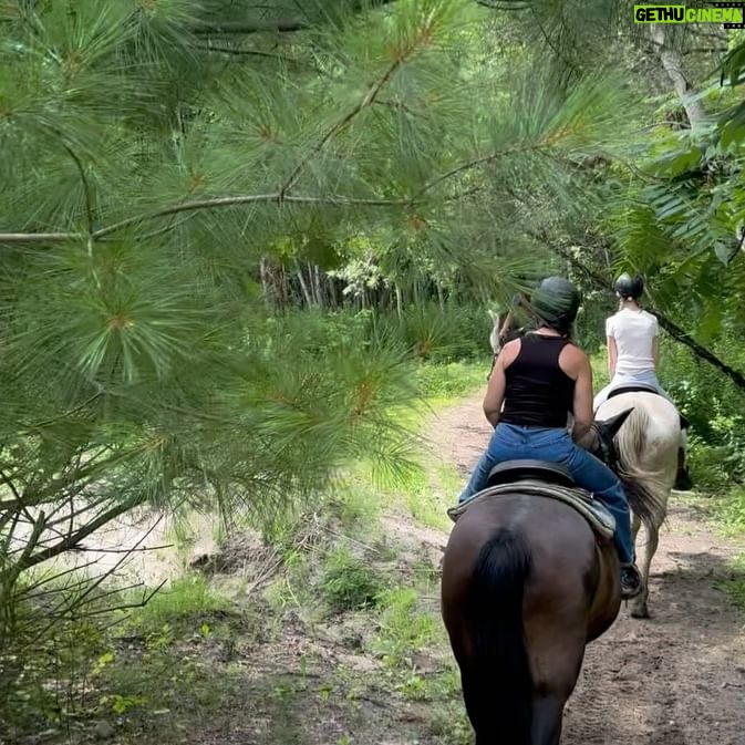 Josée Boudreault - 577 Likes - Vous cherchez une belle activité en famille ?
Ce matin nous avons fait une merveilleuse randonnée menée par notre Flavie. Flavie prend des cours d’équitation depuis 3 ans et elle passe une grande partie de l’été au Ranch Liberté à St-Roch-Sur-Richelieu près de Sorel, son endroit préféré.
Dans le bois, il faisait frais on était vraiment bien.
J’ai adoré !