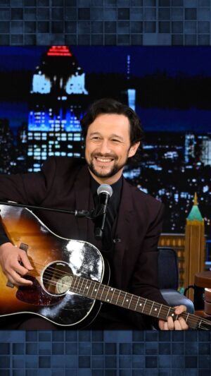 Joseph Gordon-Levitt Instagram - Joseph Gordon-Levitt (@hitrecordjoe) serenades his wife with a performance of @taylorswift’s “Lover” for her birthday 🩷 #FallonTonight