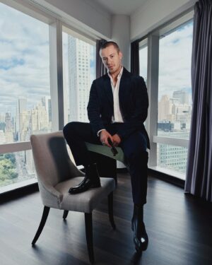 Joseph Quinn Instagram - Ahead of today’s release of his new film @aquietplace (“A Quiet Place: Day One”), actor @josephquinn (Joseph Quinn) spent some time adventuring around (not so quiet) New York City. In this edition of #10Things, see a few moments of Joseph catching up with co-stars, taking snack breaks and just hanging around the Big Apple. 🤫 
 
1. A sporty suit moment 👔
2. Snack break: take one 🎬 🥨
3. Central Park in the summer >>>
4. Picture perfect 💥
5. @josephquinn   @lupitanyongo   this view = 😍😍😍
6. A quiet place 😎
7. Snack break: take two 🎬 🍕
8. But do you fold @alexwolffofficial ??? 🧐
9. @josephquinn 🔥
10. ✌️🌳