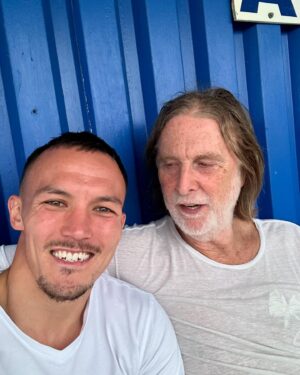 Josh Warrington Instagram - “And me, Frank Gallagher, father, teacher, mentor, captain of our little ship. We may not have much, but all of us, to a man, knows the most important thing in this life. We know how to fucking party! SCATTER!” 

Met David Therlfall on Sunday at the Elliot James Bransby memorial shield. 

Lovely fella and a great actor especially in Shameless!
