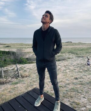 Juan Ignacio Cane Instagram - Día Mágico! Sos hermoso Uruguay! Gracias @monicagonzaga10 por abrirnos tu corazón e invitarnos a pasar un día inolvidable! Compañeros que ayudan a que el paisaje, sea aún más maravilloso! Gracias!

#uruguay🇺🇾 #solanas #amigos #actorlife #actor #magico #playa #atlantico