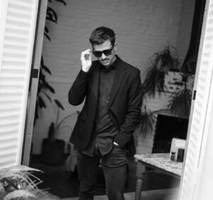 Juan Ignacio Cane Instagram - Un poco de Blanco y Negro!
Gracias….👇
📸 @ferminvitali por la paciencia 
💈 @estudiocoolcuts por ese 💇🏼‍♂️
@carringtonok por vestirme!
@tomford por ese aroma❤️
Vamos por más!!!
@grupomass 

#actor #actorlife #actorargentino #actors #serie #networking #tomfordmen #tomfordbeauty #tomford #perfumesimportados #perfume #fragances #juanignaciocane