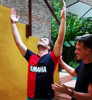 Juan Ignacio Cane Instagram - Porque los gustos hay que dárselos en vida! Este viaje me permitió no solo darme uno grande, sino contarles de la pasión que llevamos dentro! Gracias @diego @pablocruzguerrero por sumarse y aguantar mis locuras! Los quiero un chingo! 
Gracias también @bruno_marioni @martingiusepponi @rodrigo.marchesani por ayudarme a hacerlo realidad! #newellscarajo #rivalesnoenemigos #rosario #luismiguellaserie #vamosrosario