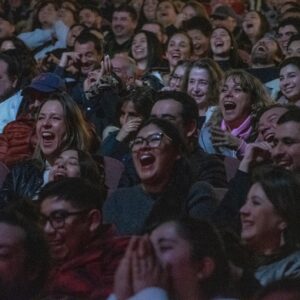 Juan Pablo López Instagram - Hermosos 3 días, Pucón, Victoria, terminando en Temuco, Teatro Municipal, 5 presentaciones muy bakanes. Abriendo los shows @harinatostada y se nos sumó en Temuco @tirotallas 🫶🏻👏🏻👏🏻😘.

Gran trabajo de @tereacevedoe ❤️

📸 @arturoledezma_ 🫶🏻

#temuco #pucon #victoria #comedia #humor #santiago #standup #standupcomedy
