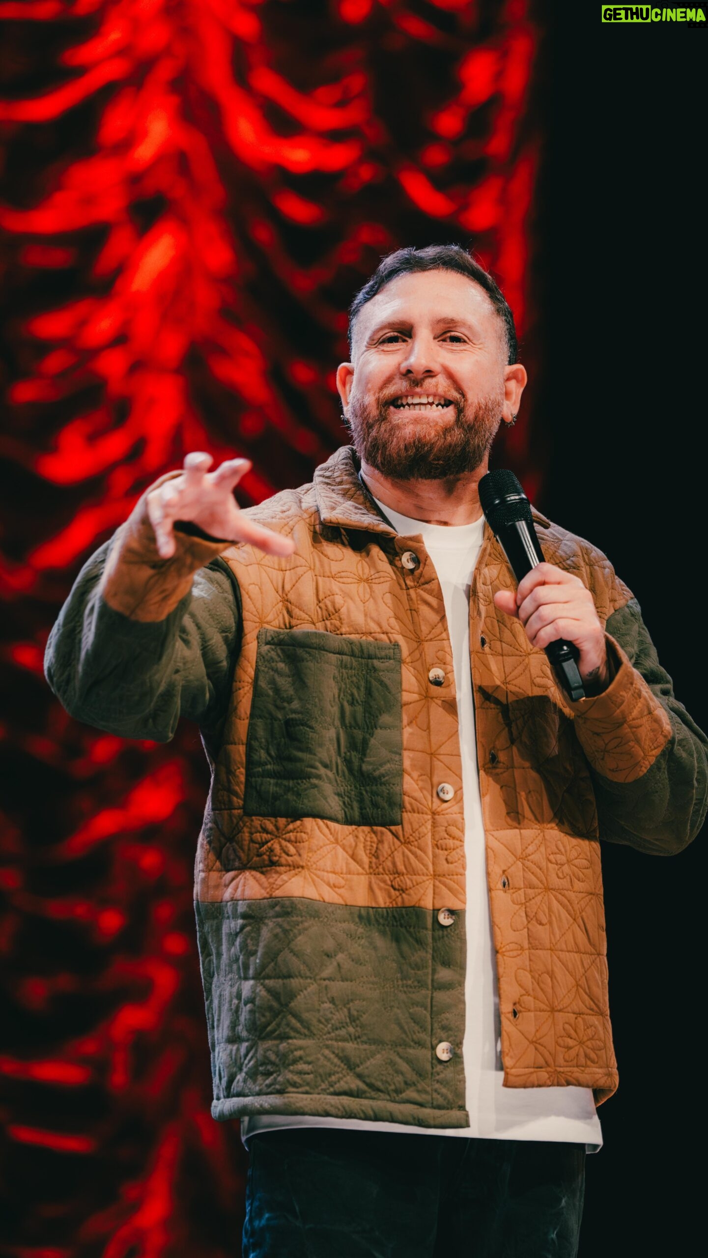 Juan Pablo López - 60.5K Likes - Bonito reencuentro! “El Farmacéutico” 😊
-
SANTIAGO, 14 Septiembre, Teatro Oriente, doble función 20 y 22 horas.
-
REGIONES, Concepción, Pucón, Victoria, Temuco, Buin, Antofagasta, Linares, Coyhaique, Puerto Montt, Talca.
-
ALEMANIA, Berlín, 22 Septiembre, Teato UFA FABRIK
-
🎟 Ticket en www.lopezcomediante.cl
-
🎥 @tereacevedoe
-
#comedia #humor #standup #standupcomedy #santiagodechile #chile