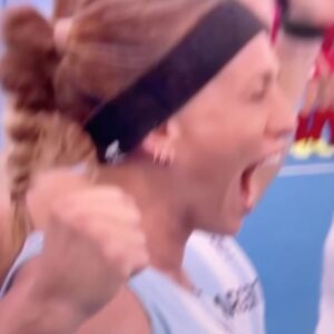 Juan Pablo Sorín Instagram - Vamoooooos LasLeonaaaas otra medalla 🥉más para la Argentina 🇦🇷❤️!!! 
fueron, son y serán gigantes !!! 
Foto y vídeos de los penales australianos ( con grito incluído en casa @sol_alac ) donde fue enorme la China otra vez @criscosentino_ 👏👏🙌🏾😀
Golazos de juventud @zoediiazz @lara_casas  @soficairo_ ( partidazo igual q @_valeraposo )   la experiencia de un grupo unido y vencedor ! Después de las lágrimas el golazo espectdcular hoy de @agusgorze #3 ✊🏾!
Las abrazamos fuerte gracias Leonas ❤️!!
Y todo el CT encabezado x FernandoFerrara