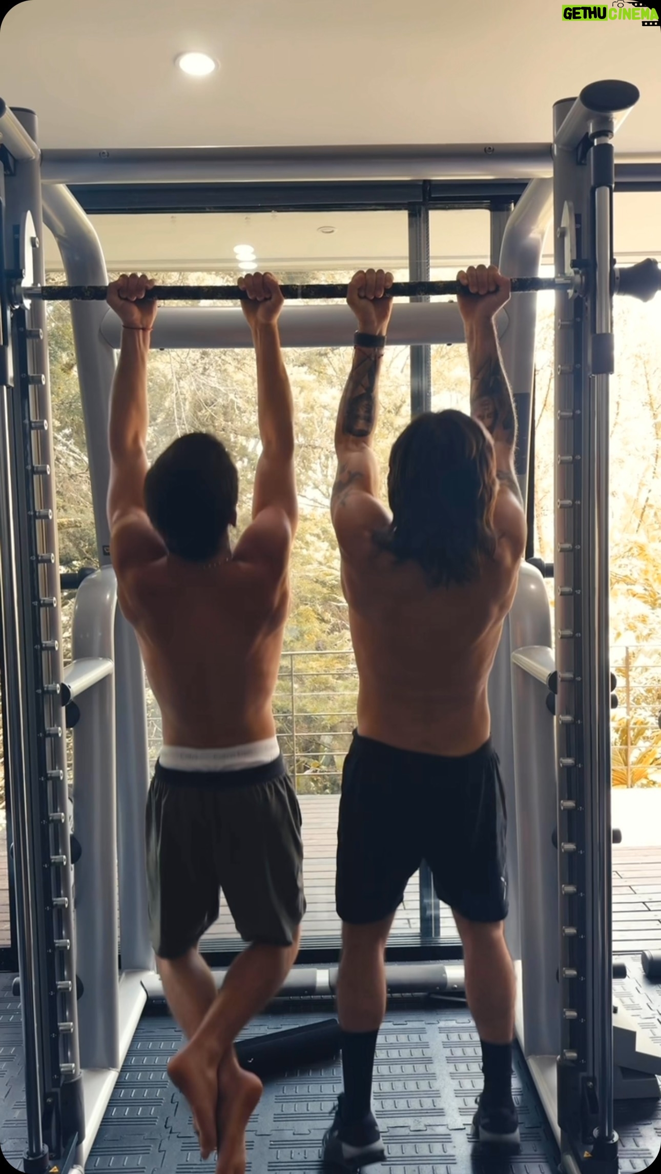 Juanes - 106K Likes - Aquí entrenando con @dantemonococo pa ver si se me pega el colágeno🤣