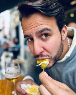 Juanfe Sanz Instagram - Mientras unos ladran, otros disfrutan…

🤤 🍷 🫒 

#food #weekend #vine #findesemana #workout #rest #restaurante #gild #aperitivo #free #freefire #lifestyle #life #style #moment #moments #momentos