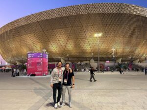 Juanfe Sanz Instagram - La Final de todos los tiempos 🌎 🏆 
Argentina ganó el Mundial de Qatar.

Se acaba esta aventura maravillosa. El privilegio de saborear una pasión que para mí es un ‘hobby’. La experiencia de vivir un Mundial hace olvidar cualquier cansancio, el sueño y la tensión auto exigida. 

Gracias a @elchiringuitotv por permitirme cumplir un sueño. 

Un placer representar a los mejores 😍 

Final Copa del Mundo: 🇦🇷 3-3 🇫🇷 
- Definida en penaltis
- @leomessi coronado para siempre
- @k.mbappe pidiendo la corona

#worldcup2022 #worldcup #copadelmundo #worldcupqatar2022 #argentina #france #Messi #mbappe