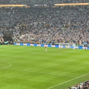 Juanfe Sanz Instagram - La Final de todos los tiempos 🌎 🏆 
Argentina ganó el Mundial de Qatar.

Se acaba esta aventura maravillosa. El privilegio de saborear una pasión que para mí es un ‘hobby’. La experiencia de vivir un Mundial hace olvidar cualquier cansancio, el sueño y la tensión auto exigida. 

Gracias a @elchiringuitotv por permitirme cumplir un sueño. 

Un placer representar a los mejores 😍 

Final Copa del Mundo: 🇦🇷 3-3 🇫🇷 
- Definida en penaltis
- @leomessi coronado para siempre
- @k.mbappe pidiendo la corona

#worldcup2022 #worldcup #copadelmundo #worldcupqatar2022 #argentina #france #Messi #mbappe